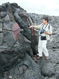 〈写真1〉キラウエア火山で野外調査中の筆者。