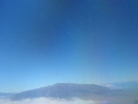 〈写真3〉楯状火山の例。アメリカ合衆国・ハワイ島のマウナ・ケア山山頂部（標高4、205メートル）。