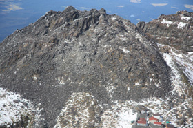 〈写真4〉溶岩ドームの例。鳥海山・新山溶岩ドーム。1801年の噴火活動によってできた。溶岩ドームとは、粘りけの強いマグマがほとんど横に流れずに、その場所に盛り上がってできた火山体のこと。
