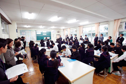 小中一貫で独自に「在り方生き方」領域を設定 ~総合と特活を統合、教科等との関連も図る ―船橋市立若松小・中学校「小中一貫教育公開研究会」より― 前編「授業を拝見!」