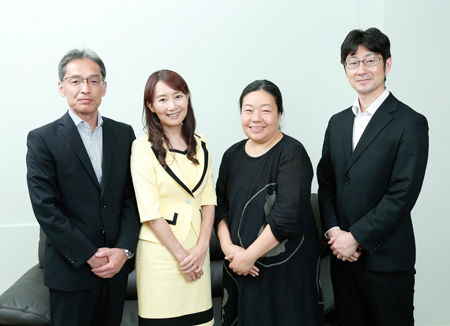 (写真左から)安居長敏さん(沖縄アミークスインターナショナル小学校・中学校校長)、アグネス・チャンさん、横森文さん(京都精華大学マンガ学部非常勤講師)、櫻田忍さん(埼玉県教育局県立学校部高校教育指導課・指導主事)