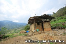 山の中腹にぽつんと建つ児童の自宅