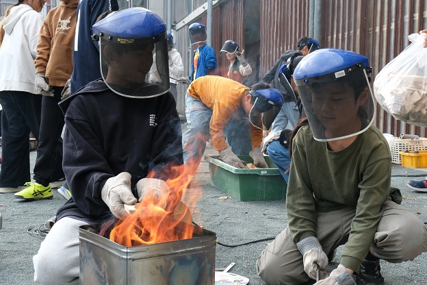 火と鉄に向き合い、生活の中の道具をつくる（前編）和光小学校「鉄のナイフづくり」授業リポート