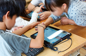 「ここは、こうやれば?」「ああ、そうか!」と、児童同士、屈託なく教え合い、学び合う