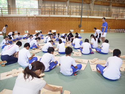 奈良県吉野町立吉野中学校　2014年つくえ組み立てワークショップの様子