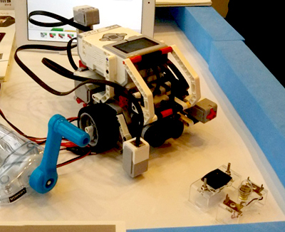 手前にあるのが、レゴ(R)のプログラミングブロック教材「WeDo2.0」に接続する「プログラミングスイッチWeDo2.0用DP-L」