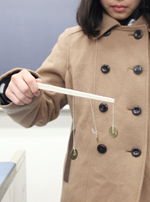 五円玉、割り箸、紐で作った「共振現象」の実験セット