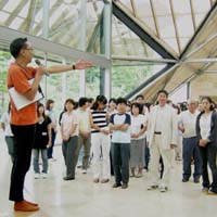 ミュージアムで教員たちと一緒に夏季研修会MIHO MUSEUM・滋賀県立陶芸の森