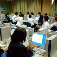 インターネット句会で俳句を楽しむ東京都中野区立第八中学校