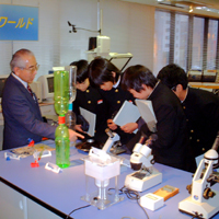 社会で働く人から学ぶ、職場訪問東京都中野区立第八中学校