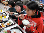 夕食には、菅原さんのお米と、地域の伝統料理のはっとなどをいただいた