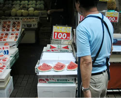 「カットスイカ大サービス１００円！！」