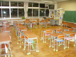 大田区内のある区立小学校の教室。机の周辺から掲示物まで、ものを減らしてすっきりさせることが落ち着いた学習空間づくりにつながる