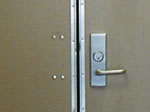 教室や通路にあるドアはどれも鍵がついている。