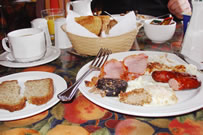 「アイリッシュブレックファースト」と呼ばれる伝統的な朝ご飯はボリュームたっぷりだ。何種類ものパン、コーンフレーク、ソーセージ、目玉焼き、ヨーグルト、果物、ベーコンなどとても食べきれない。