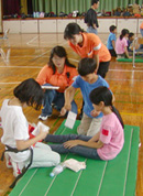 応急救護訓練でケガ(すりきず)の手当てをしているところ
