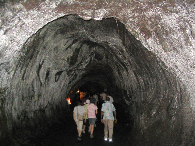 溶岩トンネルの例。アメリカ合衆国・ハワイ島サーストン溶岩トンネル。