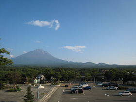 裾野を引く富士山の遠景。