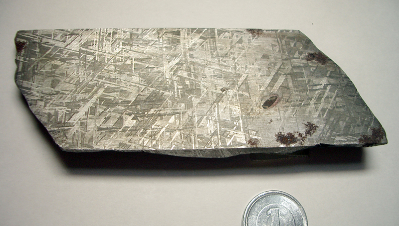 <写真2>鉄隕石。ナミビア共和国・ギベオンから1836年ごろ記載されたもの。主に少量のニッケルを含んだ金属鉄からできています。「ウィドマンステッテン組織」がはっきりと見えます。スライスした標本です。（クリックで拡大）