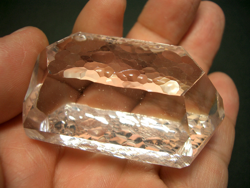 〈写真8〉人工水晶。天然の水晶とは全然違った形をしています。