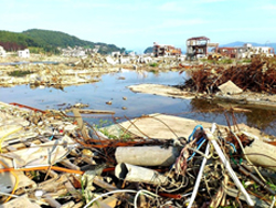 沿岸地区の様子。折れた電柱や鉄骨が津波の力の大きさを感じさせる