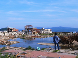 沿岸地区は地盤沈下のため浸水したままである。建物は鉄骨だけが残っている