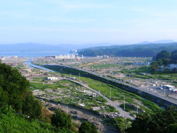 志津川中学校から見た町の様子。美しい海と空。しかし、建物の多くが失われた。一日でも早く、あの活気が戻ってきてほしい