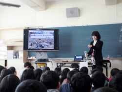 児童に話をする朝日新聞社の小野さん