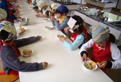 皆でよもぎ団子を試食