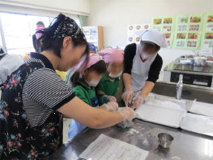 保護者の方々と一緒に焼餅を作る