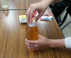 蓋の裏から菓子が落ちないよう丁寧に閉める