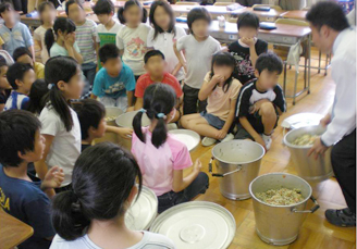 全校分の給食の残菜を皆で見る