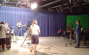 スタジオで撮影中のテレビ製作のクラス。