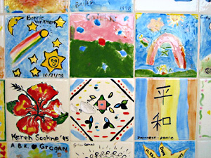 卒業生が作ったタイル装飾。日本語やスペイン語のメッセージが書かれているのが、この学校らしい。
