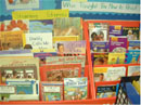 各教室には読み物コーナーが必ずある。いろいろな種類・レベルの本がたくさん置いてある
