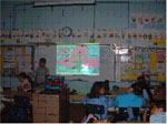 ４年生のクラス 花の部位を答えてその機能を説明しているところ。普通教室でノートPCと液晶プロジェクタを使った日本の「2005年型」授業