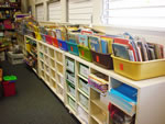 教室内のロッカー。上面には学校全体で奨励している読書の時間のための書籍がズラリ。子どもたちは時間を見つけては読書にいそしむ。幼稚園から読書レポートが課されることからも力の入れようが分かる。