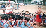 小学校高学年は、青空の下、校庭でサモアンダンスを披露する