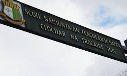 小学校の校門にもアイルランド語で学校の名前が書いてある。小学校は国立が主である。