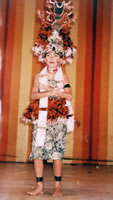プライズギビングで受賞した小学生高学年。本格的なサモア伝統の衣装で踊る。