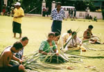ヤシの葉で編む カゴ作りを競う高校生ヤシの葉で編む カゴ作りを競う高校生