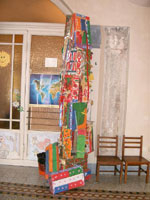 国際児童文化児童館の ワークショップで子供達が廃物を利用して作った像