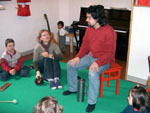 音楽児童館では、 インストラクターが音楽を 取り入れた遊びで子供達を楽しませてくれます