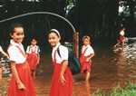 雨の後の水溜りは子ども達の絶好の遊び場となる。