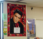 中学のとある社会科の先生はエルビスプレスリーの大ファン。教室じゅうにエルビスのポスターが貼ってある。子どもたちはいつもこのエルビスに見つめられて勉強しているのだ。ドアの横には等身大のエルビス人形までいた。